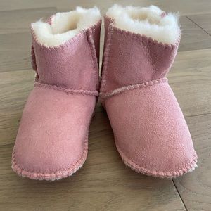 NIB Minnetonka sheepskin pug booties